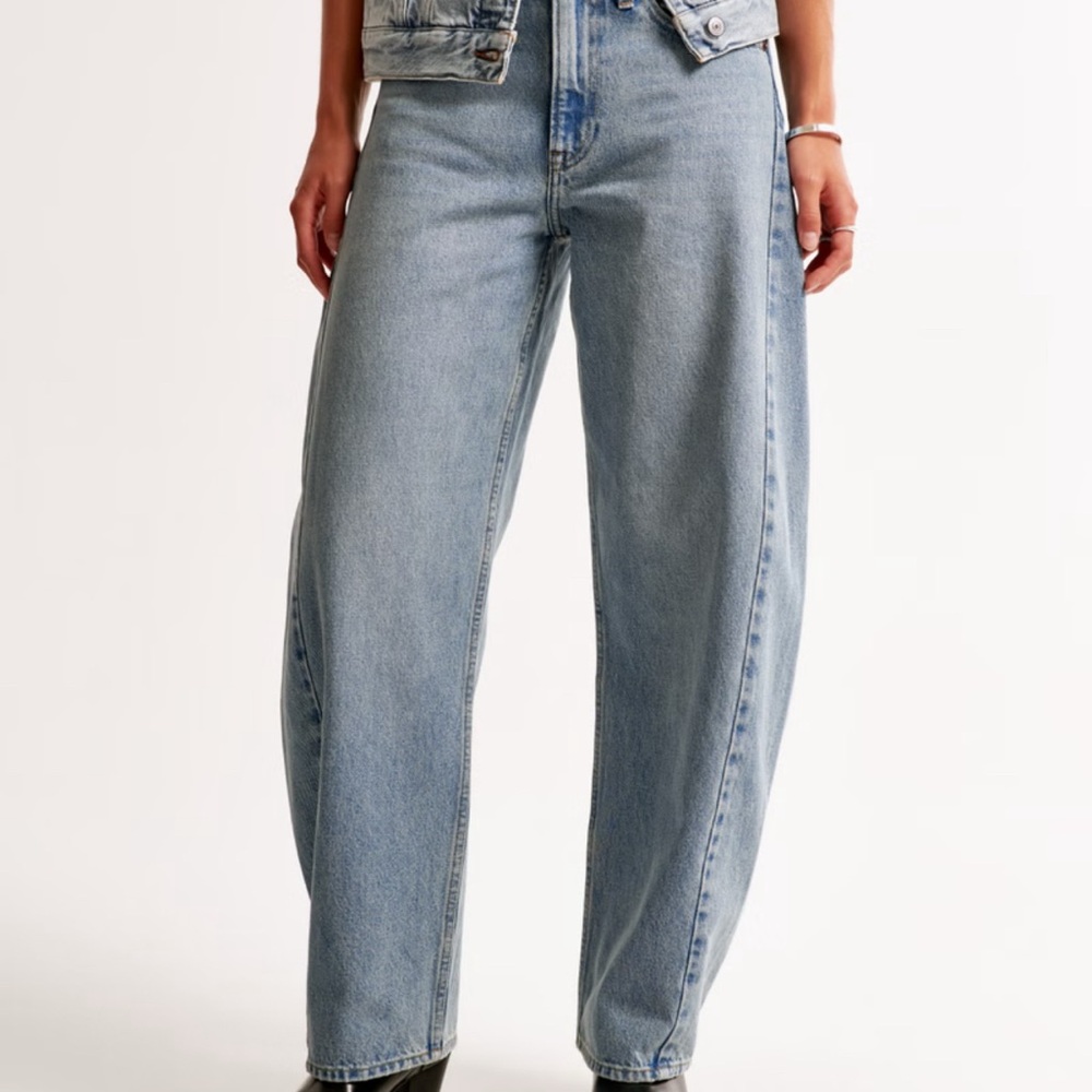 Abercrombie and Fitch Mid Rise Barrel Jeans. Size 26